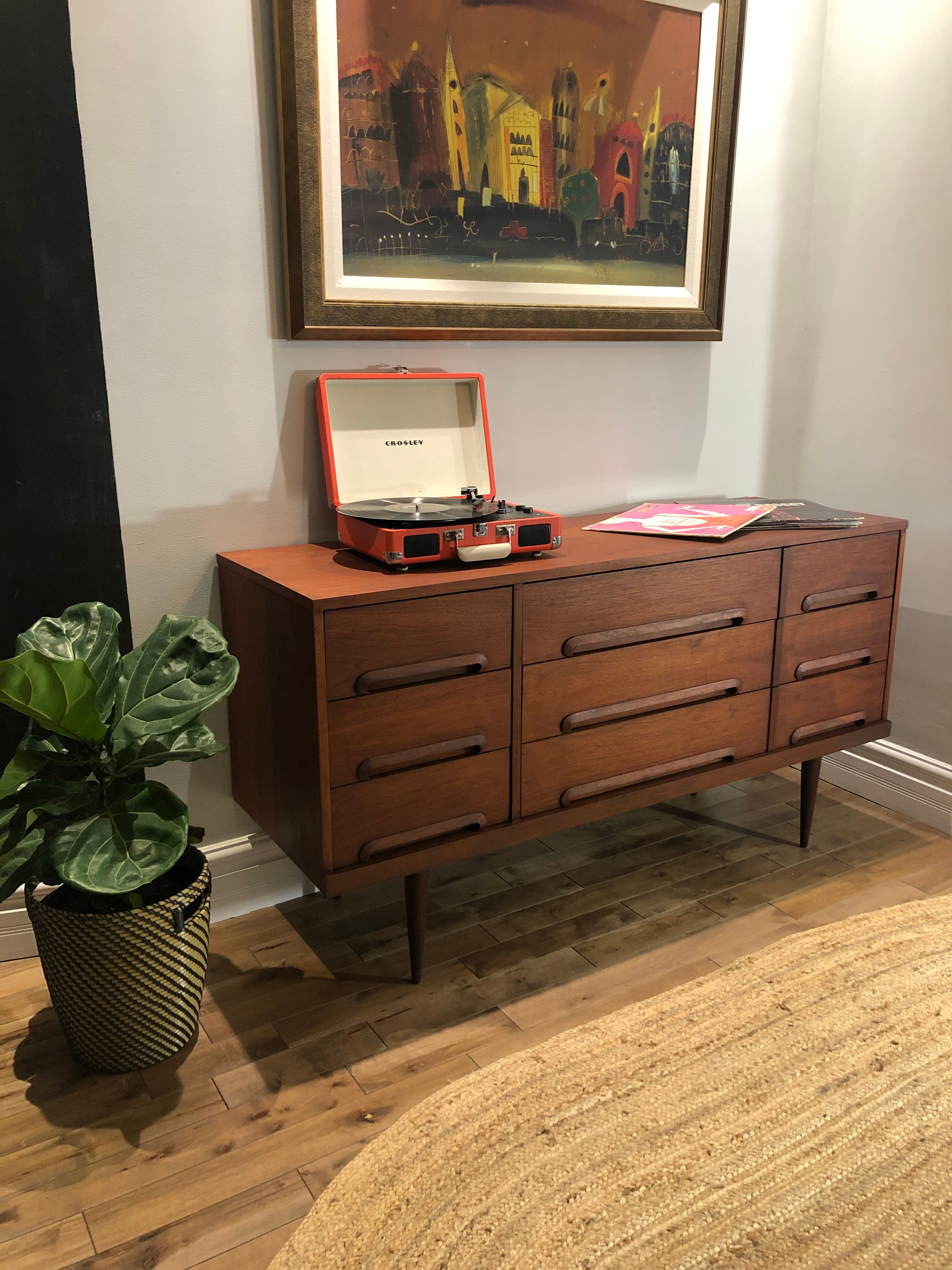 062. Dresser by Viscol - Viscol commode