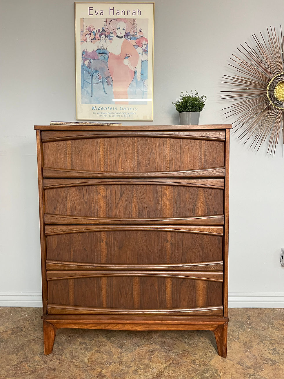 135. Walnut Dresser - Commode en noyer