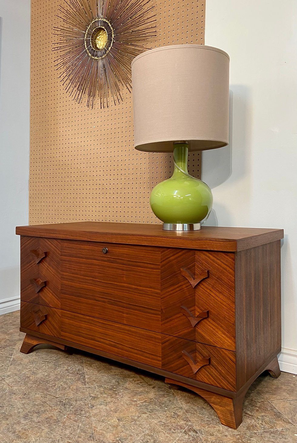 0177. Cedar Chest by the Honderich Furniture Ltd - Coffre en cèdre