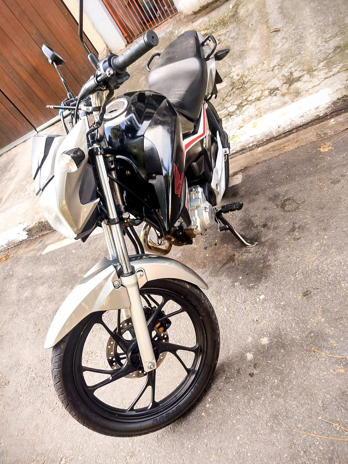 Moto Titan