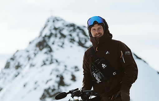 Kameramann Rowin Höfer bei einem Dreh im verschneiten Hochgebirge