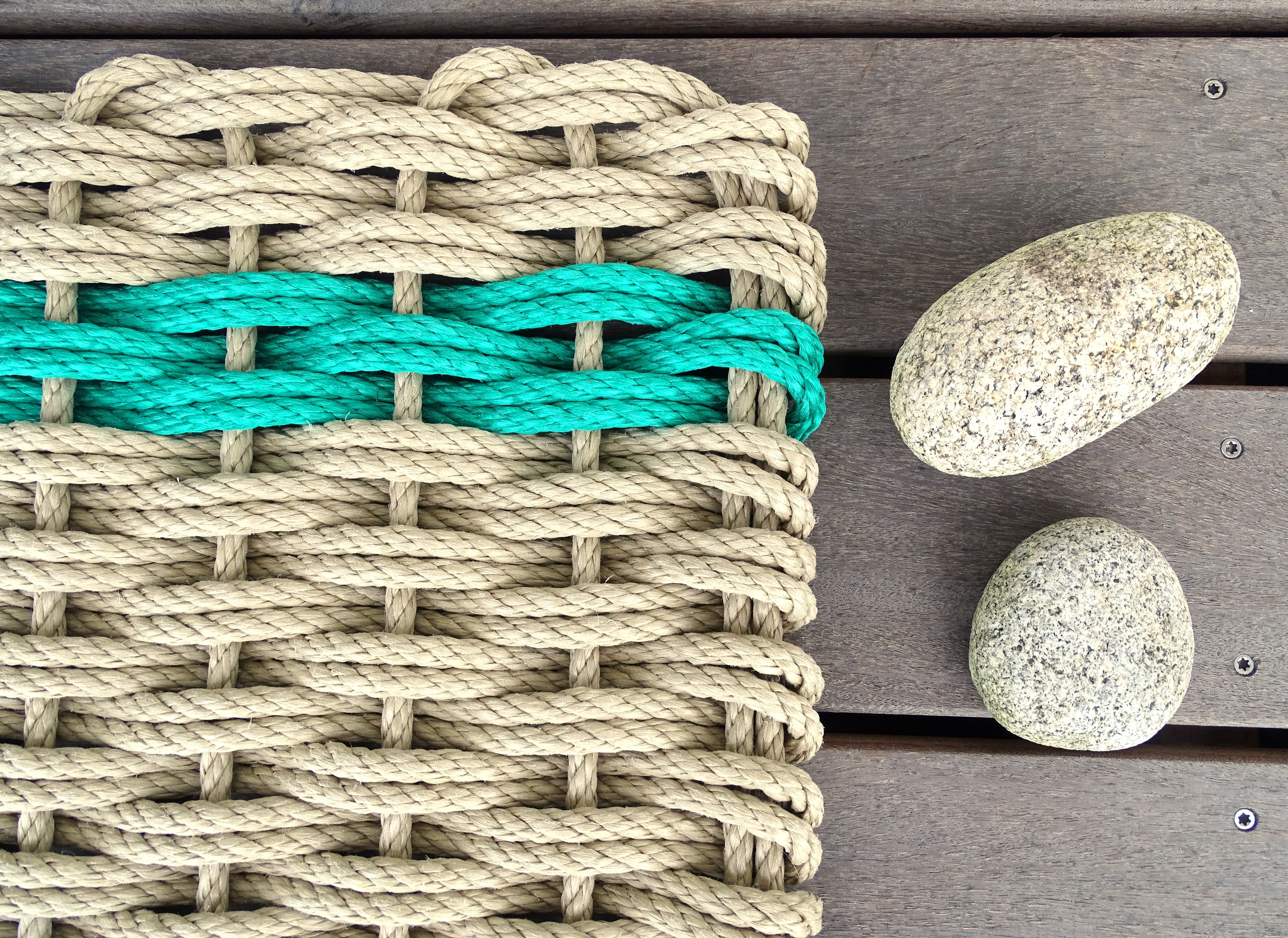 Paillasson en corde de couleur sable et liseré vert