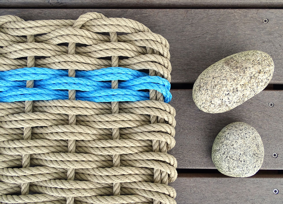 Paillasson en corde de couleur sable et liseré bleu