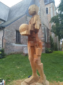 Sculpture monumentale contemporaine tronçonneuse