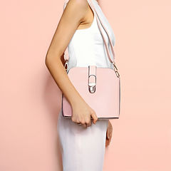 bolso de color rosa