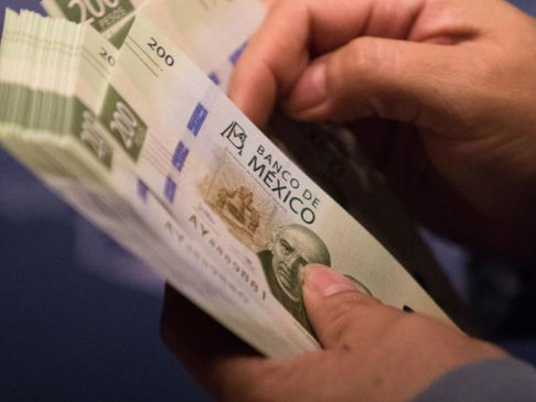 Dólar llega hasta los 23.18 pesos por la mañana