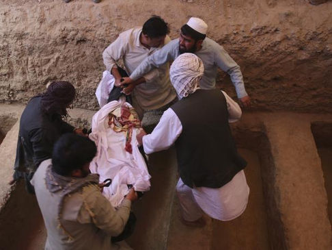 Atentado suicida en Kabul deja 63 muertos durante boda