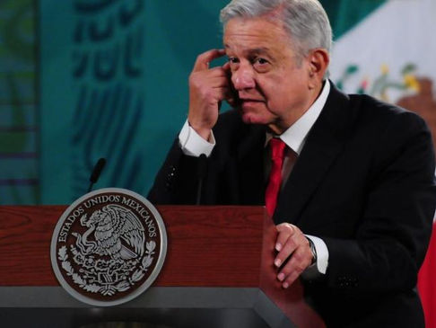 Mañanera: AMLO advierte de uso de celulares como micrófonos
