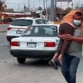 Coahuila: Lleva a su mamá cargando para que la vacunen