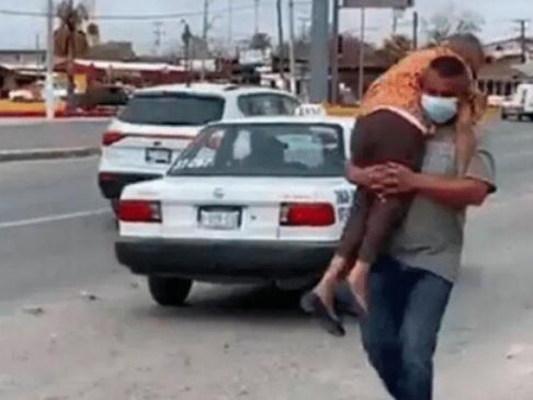 Coahuila: Lleva a su mamá cargando para que la vacunen