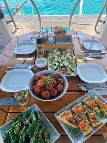 Tapas-Mittagessen Tagesausflug Segelboot Peguera Mallorca.jpeg