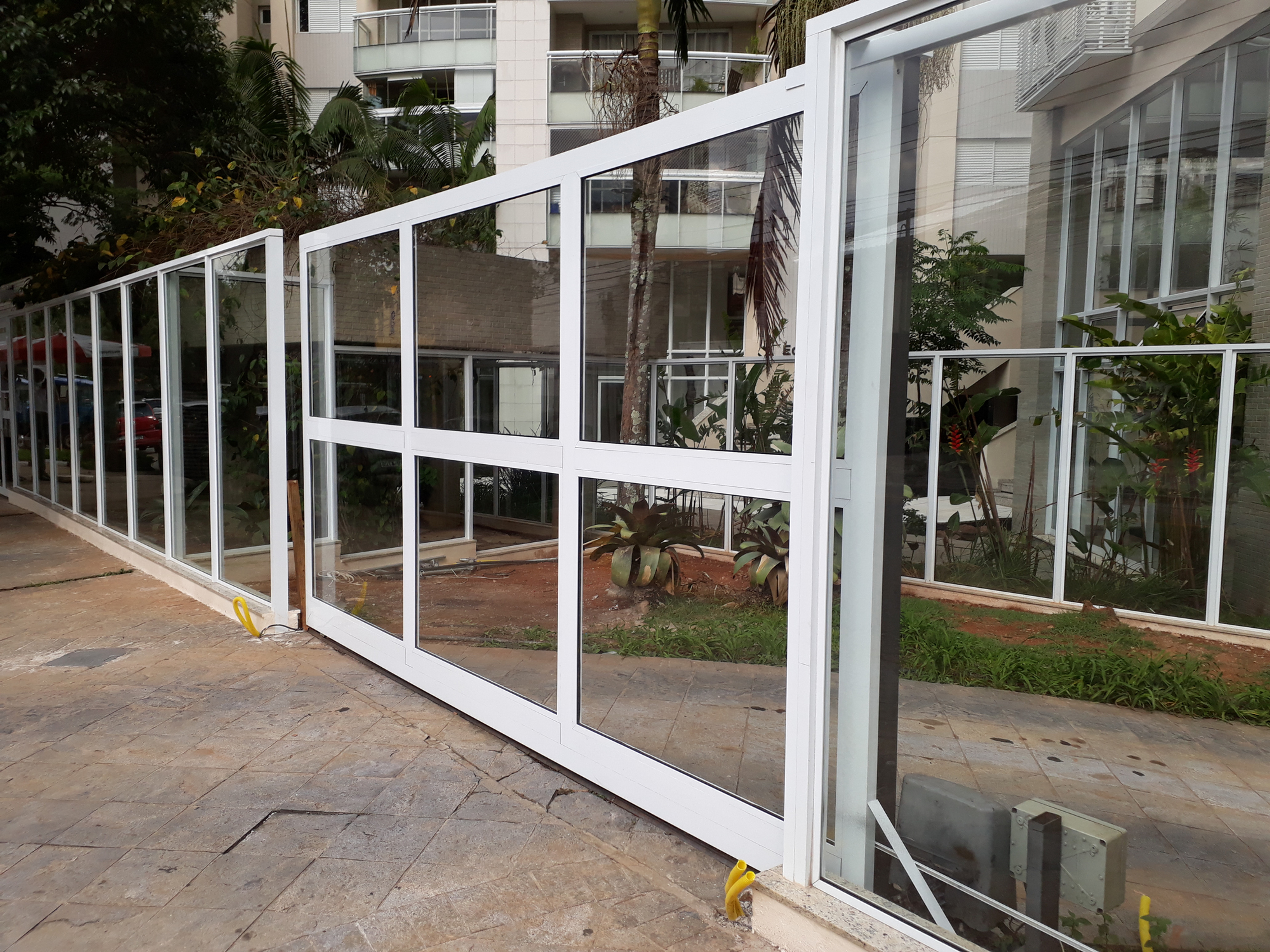 Fornecimento Materiais e Mão de Obra-fechamento vidro, preço por metro quadrado