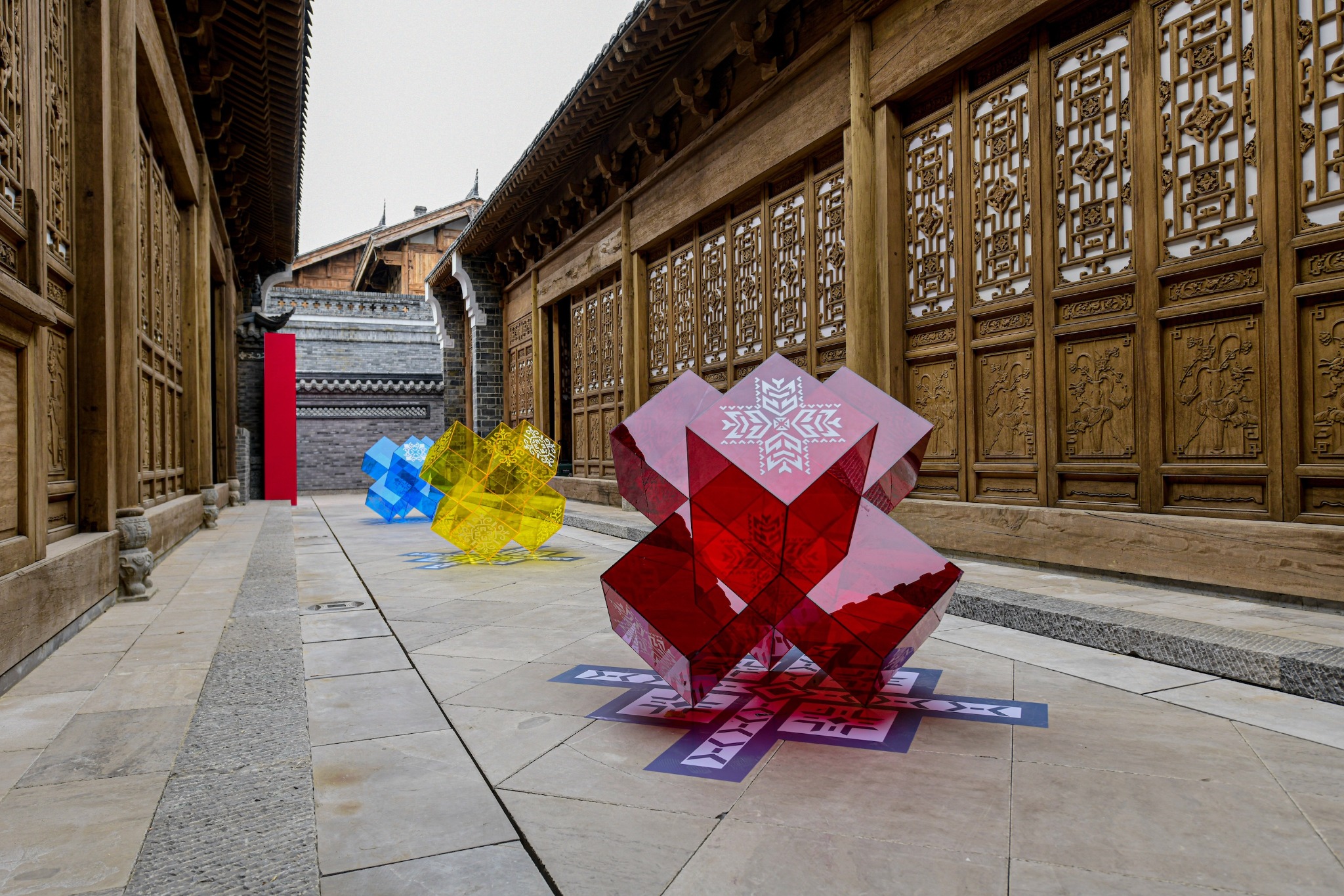Outdoor installations developed from the cross structure