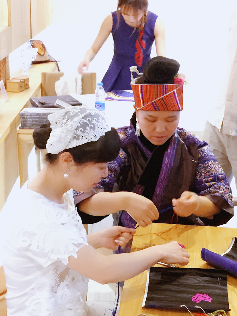 An exchange during the Miao embroidery workshop