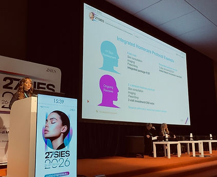 Vanessa Bird lecturigo stage at SIES congress in Bologna