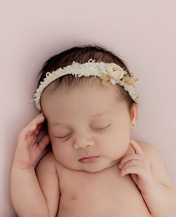 Newborn baby girl portraits in Aruba Studio at Lotjes Photography