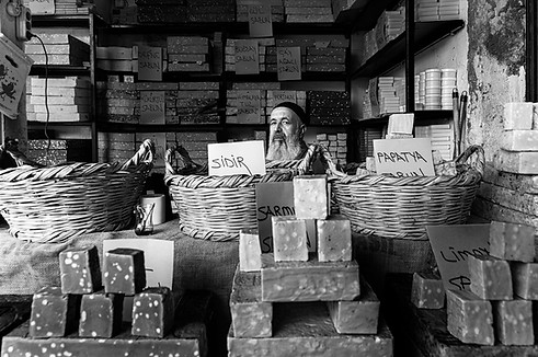 Artesano jabonero rodeado de jabones tradicionales en su tienda de Urfa, ciudad de mitos.