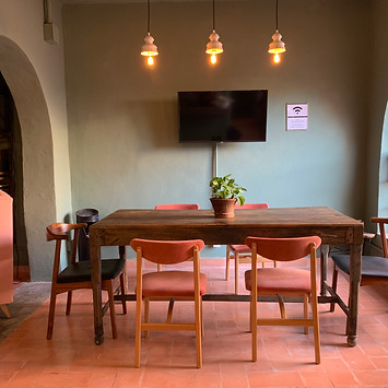 Comedor de madera con sillas