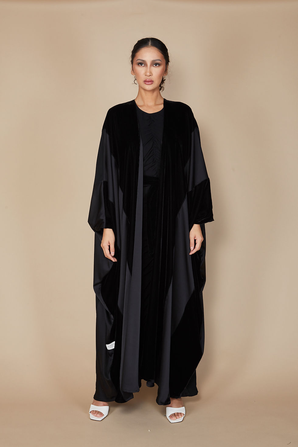 الصورة المصغرة: عباية من المخمل والحرير