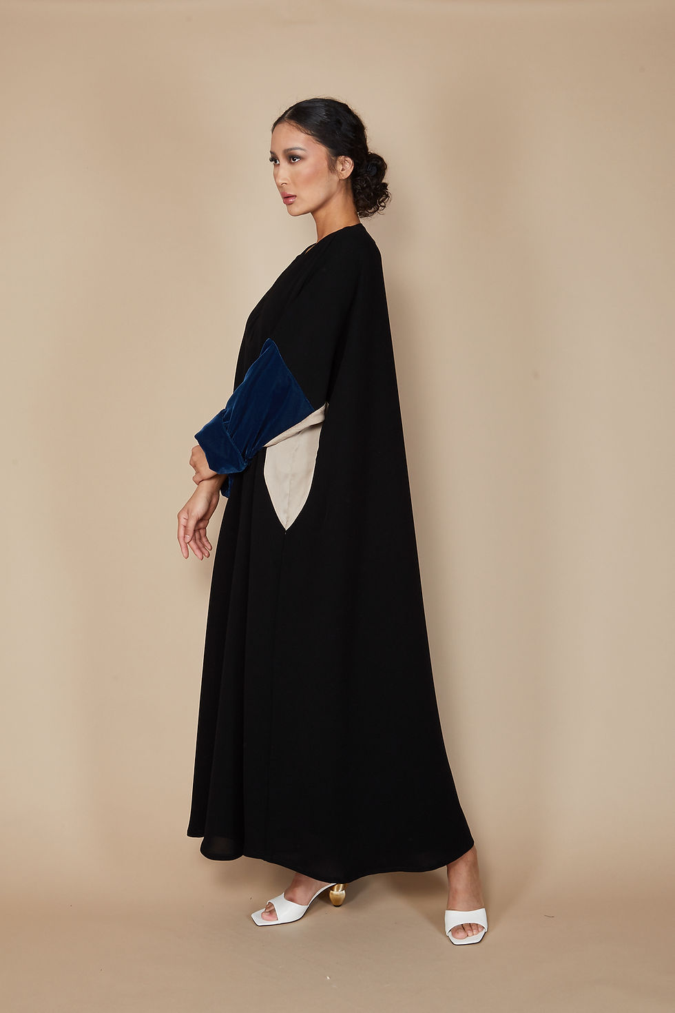 الصورة المصغرة: الأكمام المخملية الزرقاء مع تفاصيل الحرير