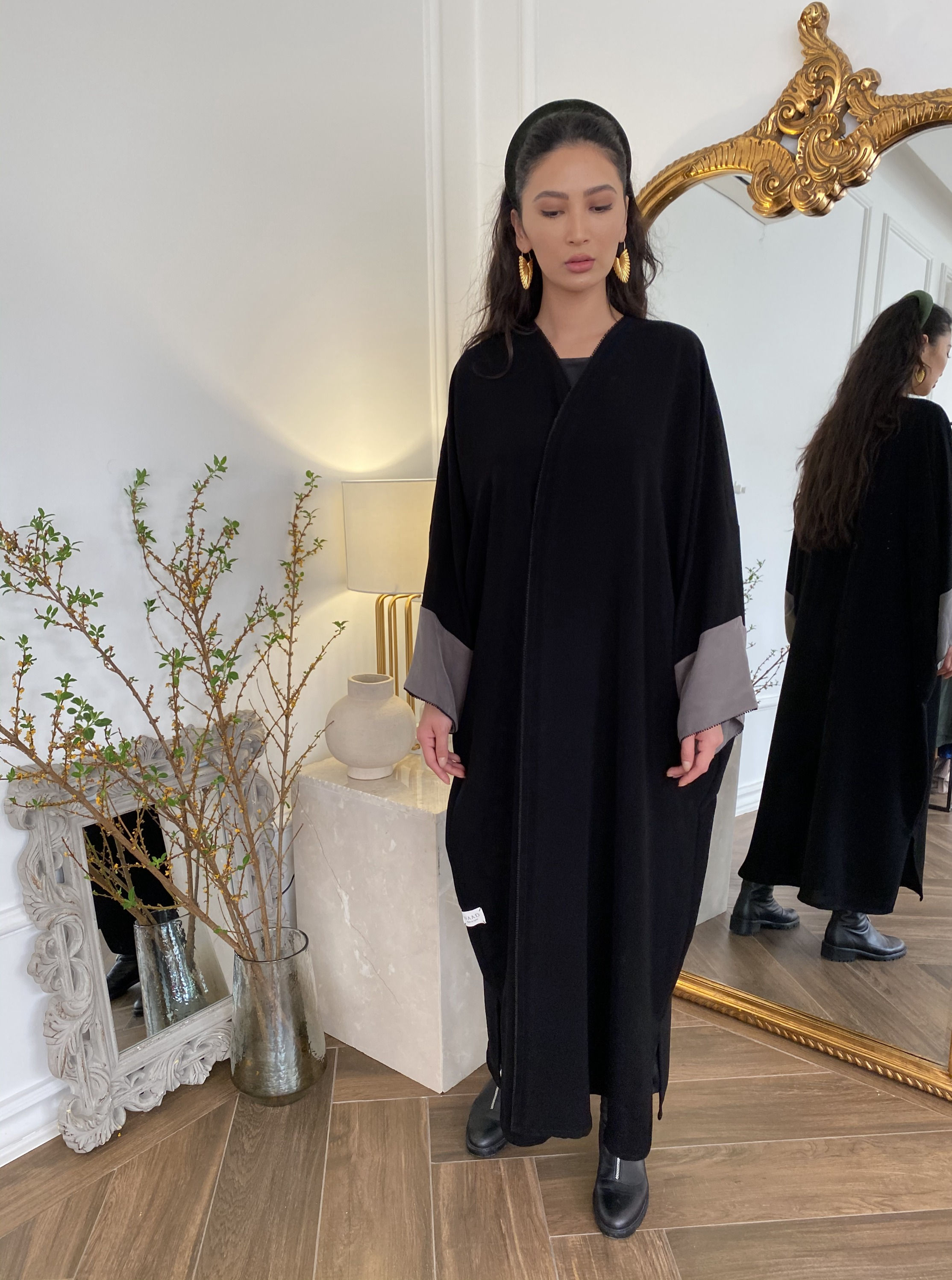 Colored sleeve with delicate lace