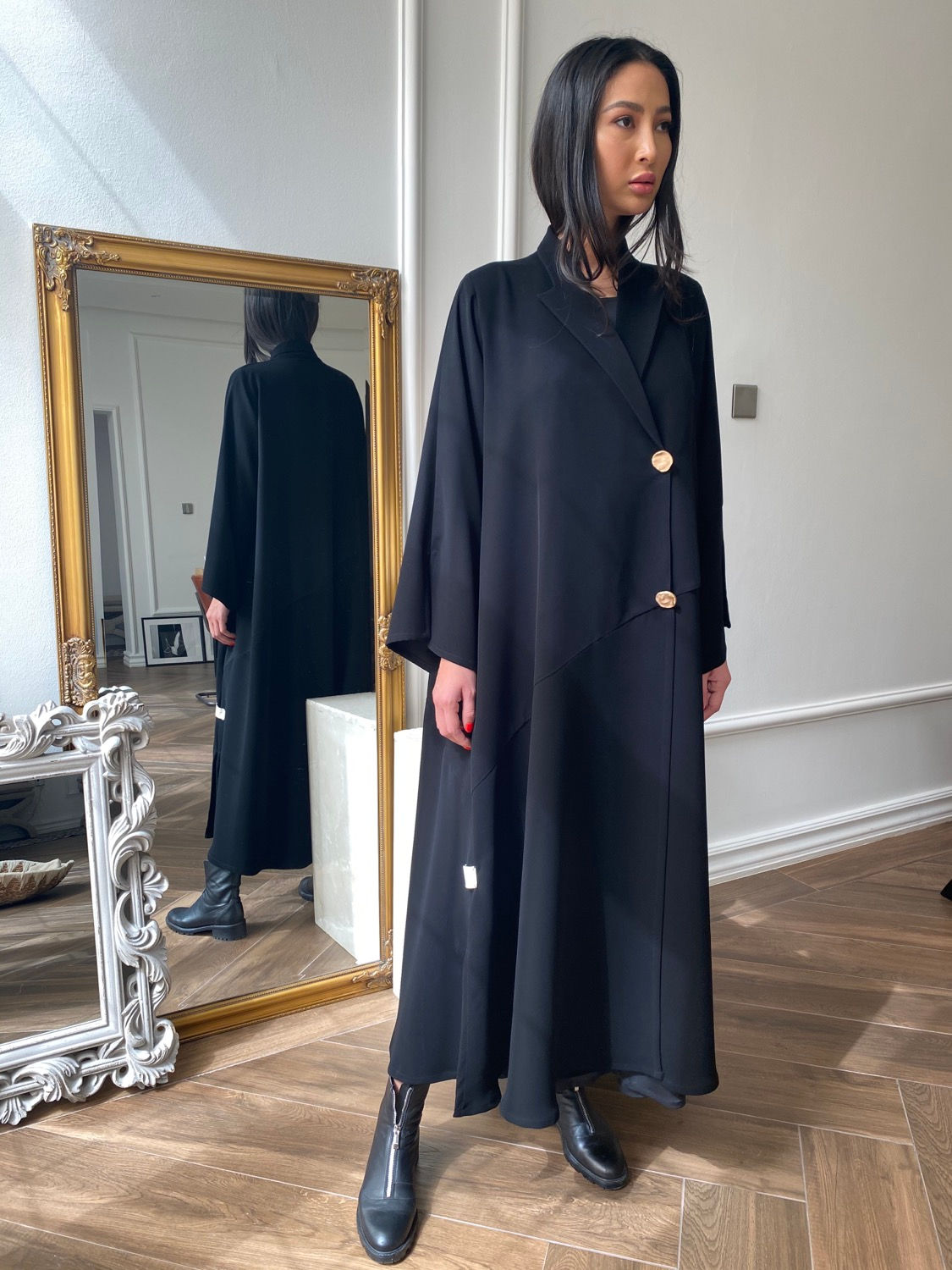 جاكيت noora كلاسيكي بتفاصيل أزرار باللونين الأسود والذهبي