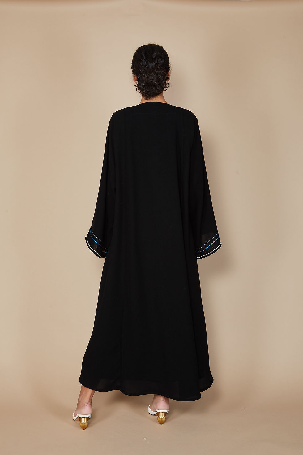 الصورة المصغرة: عباية بتفاصيل ازرار من الاسفل مع تطريز مبطن