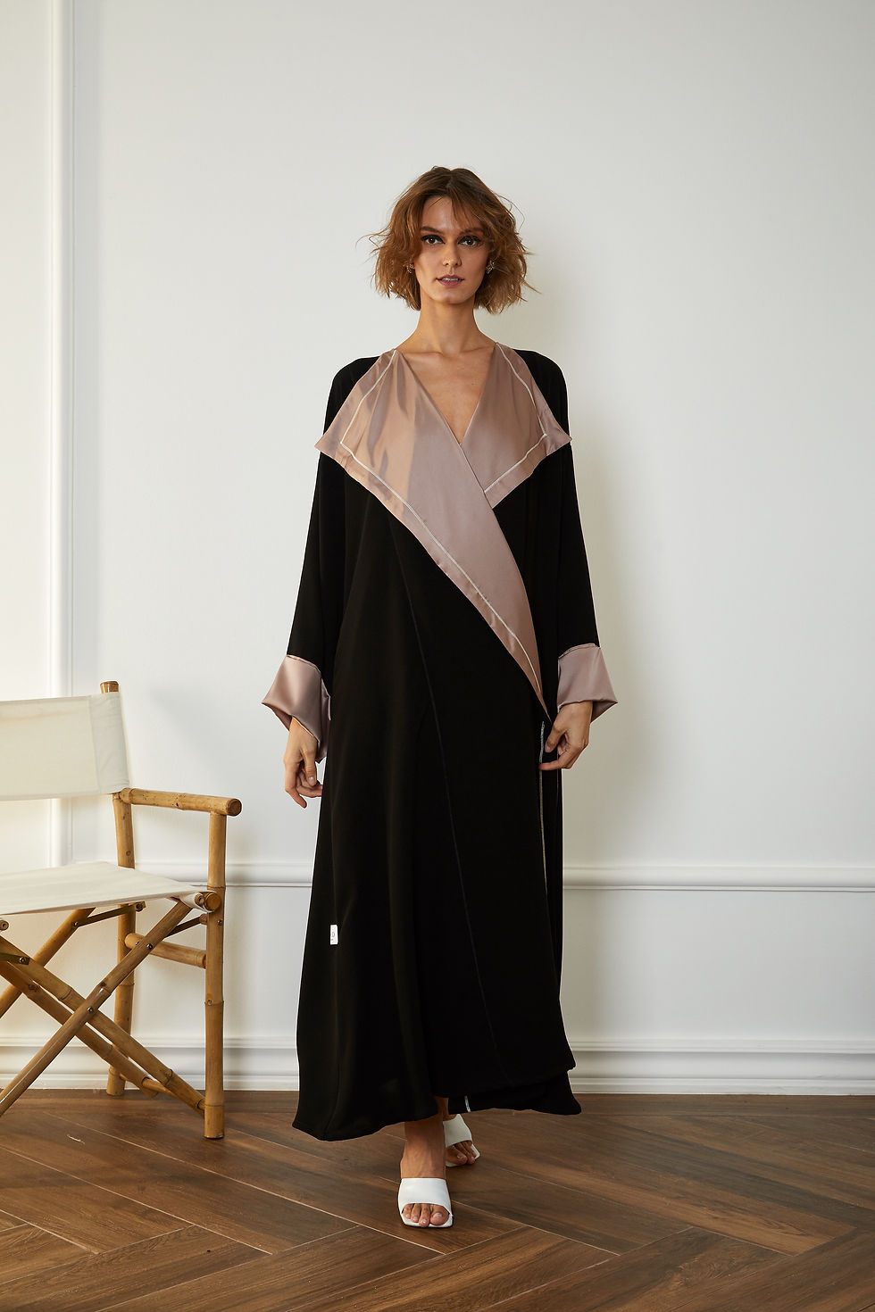 الصورة المصغرة: The oversized silk collar