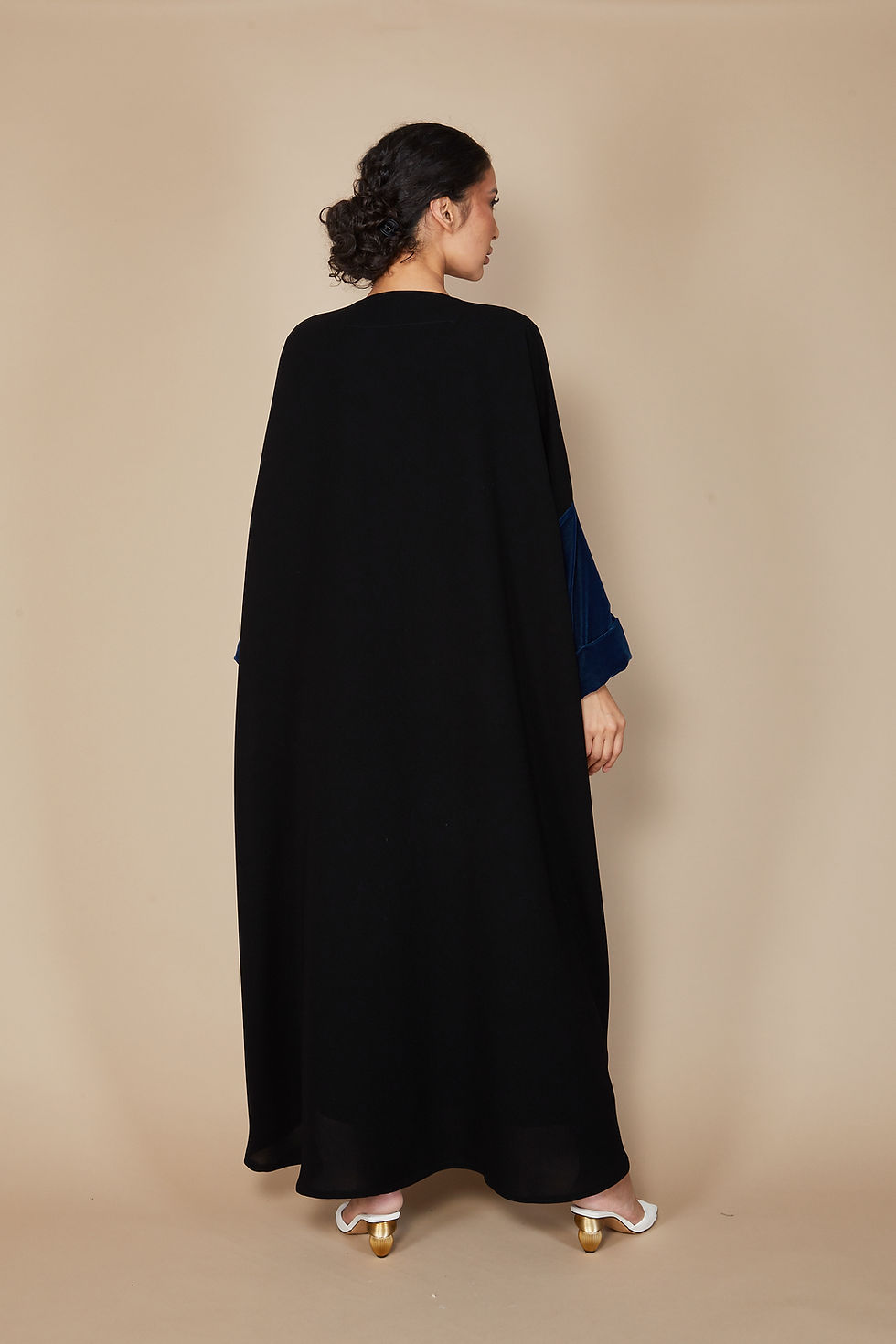 الصورة المصغرة: الأكمام المخملية الزرقاء مع تفاصيل الحرير