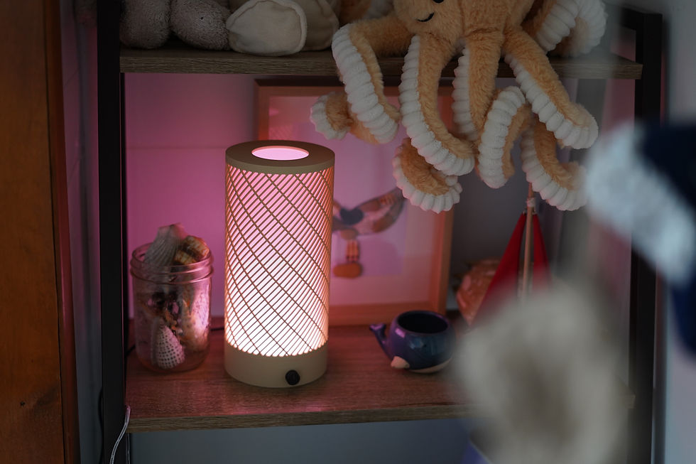 Étagère avec lampe KOVA rose, bocal de coquillages et peluche pieuvre; ambiance douce et chaleureuse.