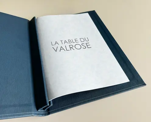 porte-addition-simili-cuir, porte-addition-cuir, porte-addition-hotel, porte-addition-restaurant, porte-addition, porte-addition-haut-de-gamme, porte-addition-luxe, porte-addition-restaurant-michelin, porte-addition-restaurant-etoile, porte-addition-restaurant-gastronomique, porte-addition-cuir-restaurant, porte-addition-sur-mesure, porte-addition-dorure, porte-addition-personnalise, porte-addition- restaurant-gastro, porte-menu-restaurant, porte-menu-cuir, support-hotel-restaurant, carte-restaurant, carte-bar, carte-cuir