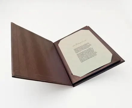 porte-menu, protege-menu, carte-des-vins, carte-des boissons, carte-de-restaurant, carte-des-mets, carte-des cocktails, protege-menu-carte-des-mets, protege-menu-simili-cuir, protege-menu-sur-mesure, protege-menu-dorure, dorure-a-chaud, marquage-a-chaud, porte-menu-en-cuir, porte-menu-en-simili-cuir, porte-menu-restaurant-michelin, porte-menu-haut-de-gamme, porte-menu-restaurant-gastro, porte-menu-restaurant-gastronomique, beau-porte-menu, porte-menu-quali, porte-menu-luxe, porte-menu-design, porte-menu-vis, porte-menu-elastique, porte-menu-encoches