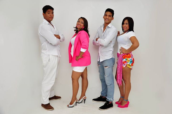 Facebook - Mi hermano y yo Junto a estas hermosas damas <3
Listos Para la Noche