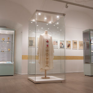 KI VOLT SZENT II. JÁNOS PÁL PÁPA? - A SZÉKESFEHÉRVÁRI KIÁLLÍTÁS MARGÓJÁRA