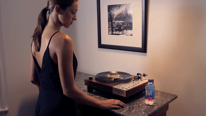FIJI---9---RECORD-PLAYER---HD-2-.gif