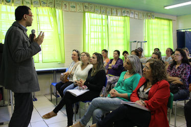 Dila palestra a pais e responsáveis na escola Vila Neópolis