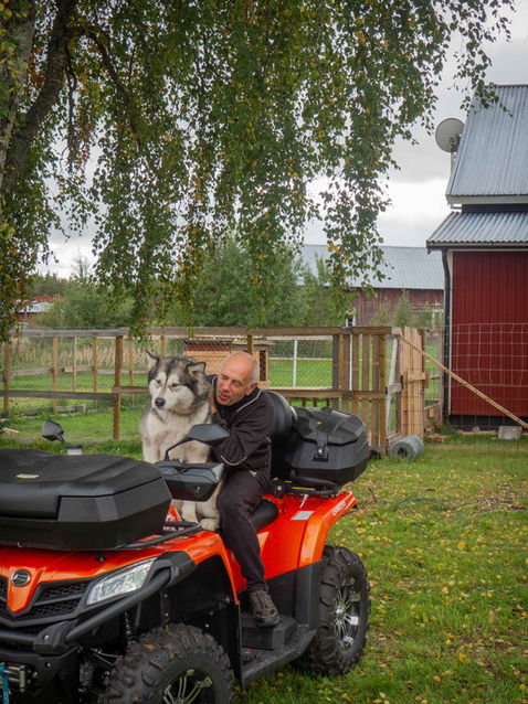 Nukka und Harald beim Quadfahren mit 23 Monaten - 09.2023