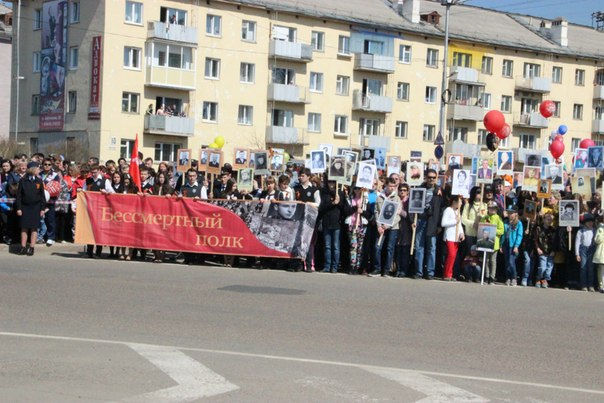 Участники акции "Бессмертный полк" на площади