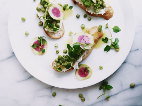 Green peas and ricotta cheese bruschetta
