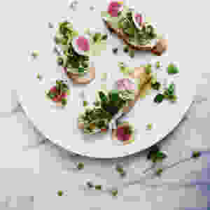 Green Peas with Burrutta cheese Bruschetta by @conodio