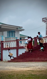 Kirkko kuten asiaan kuuluu kylän näkyvämmillä paikalla