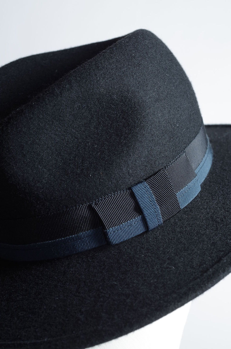 Miniature : Chapeau Fedora en feutre de laine noir et noeud en gros grain noir et bleu T 61
