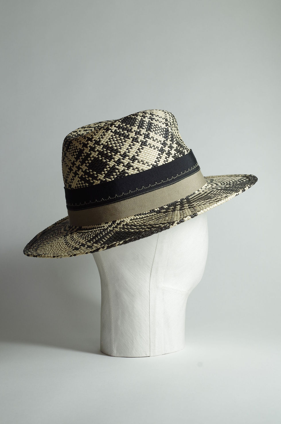 Miniature : Chapeau de paille fédora en panama noir et beige à carreaux T61