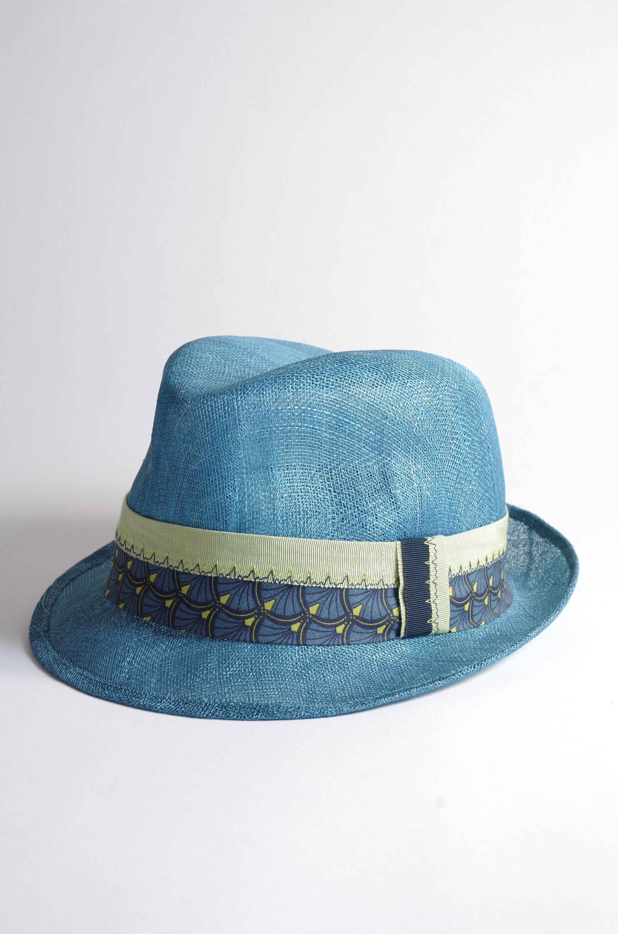 Chapeau trilby en paille sisal turquoise vert et bleu canard T60