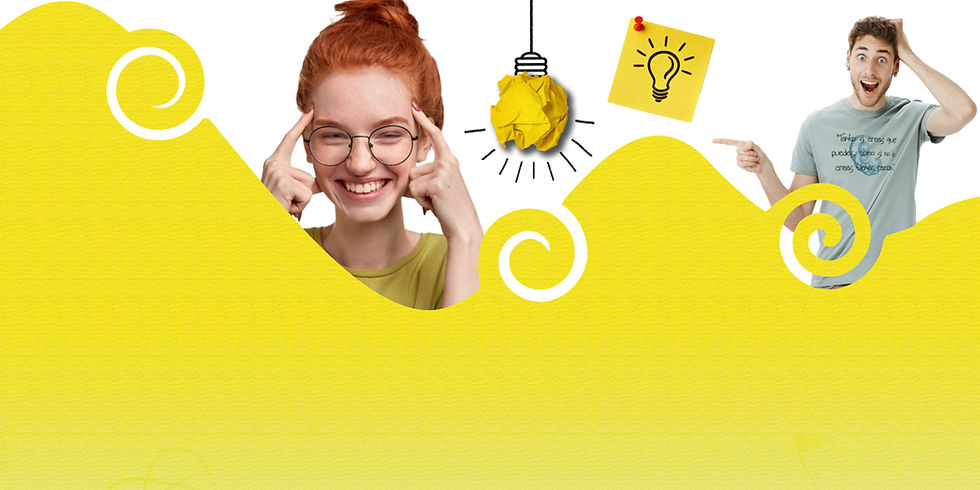 chica joven pelirroja con gafas señala su cabeza con los dedos indice. Se ve una nota amarilla con una bombilla dibujada y un chico joven señalando a la chica asombrado.