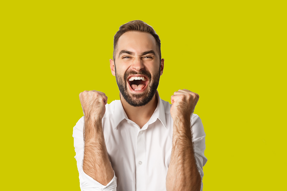 Hombre celebrando un éxito con cara de logro y celebración.
