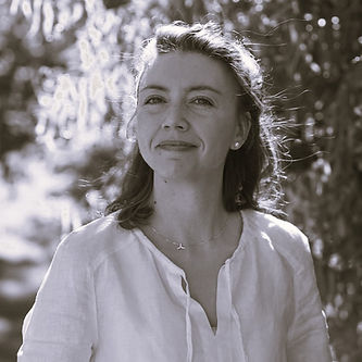 Autorin_Bella Meyer_schwarz-weiß.jpg