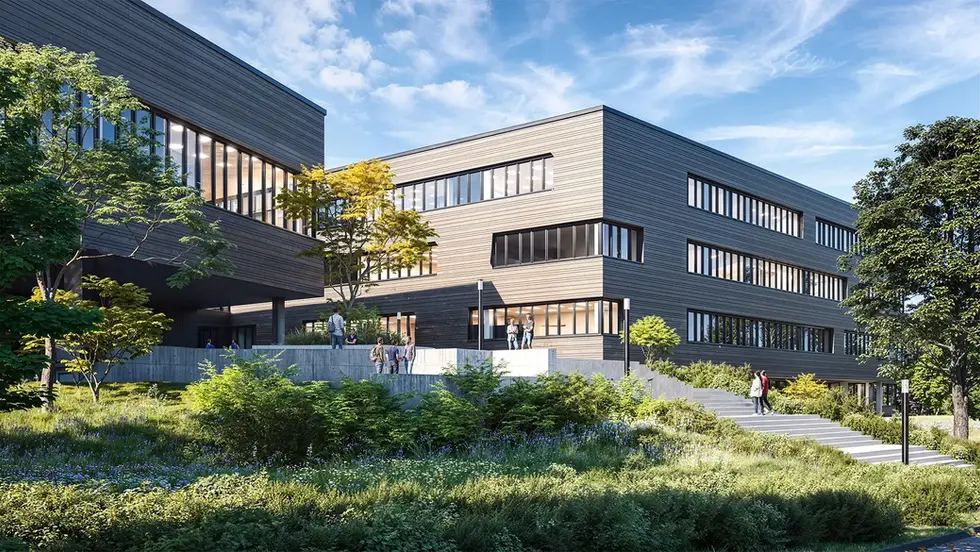 Architekturvisualisierung eines modernen Schulgebäudes mit großzügigen Fensterflächen, naturnaher Freiraumgestaltung und begrünten Außenanlagen.