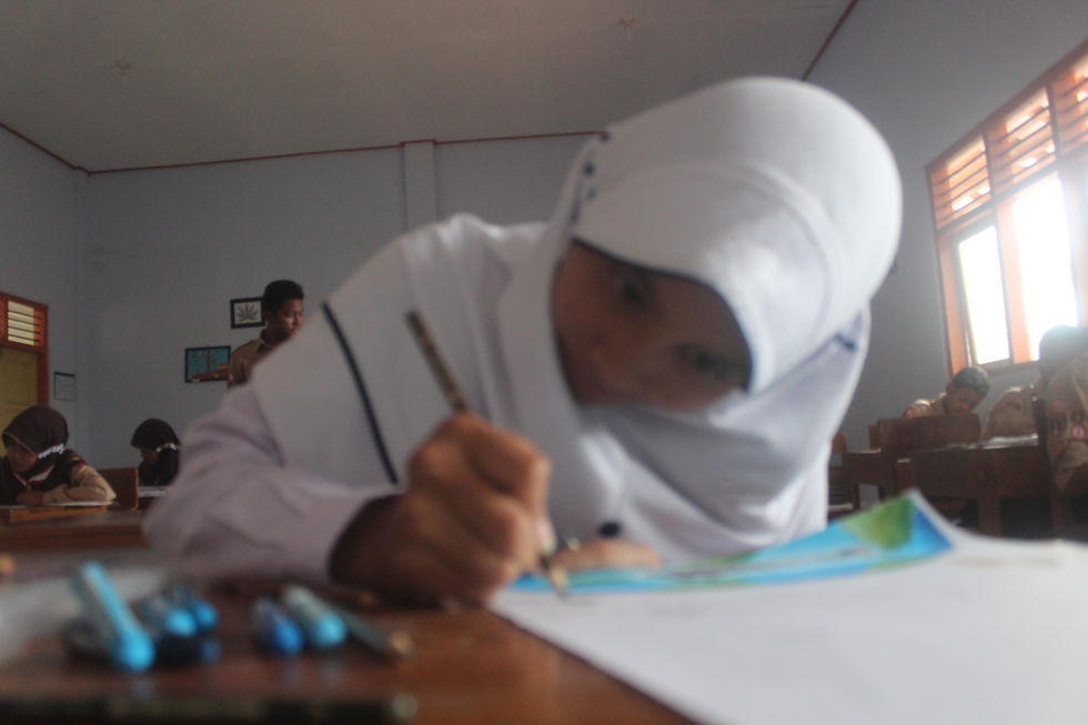 Peserta Membuat Poster