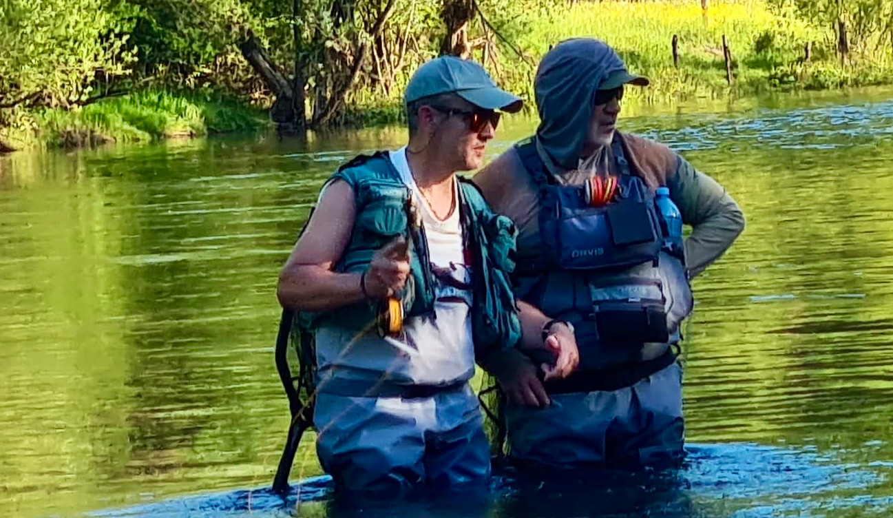 Guide de pêche à la mouche accompagnant un pêcheur en Bosnie